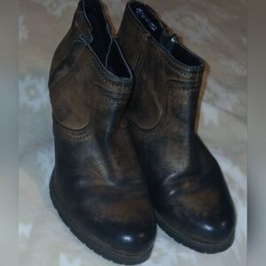 Woman's Size 8.5 Brown Leather Clarks Ankle Boots